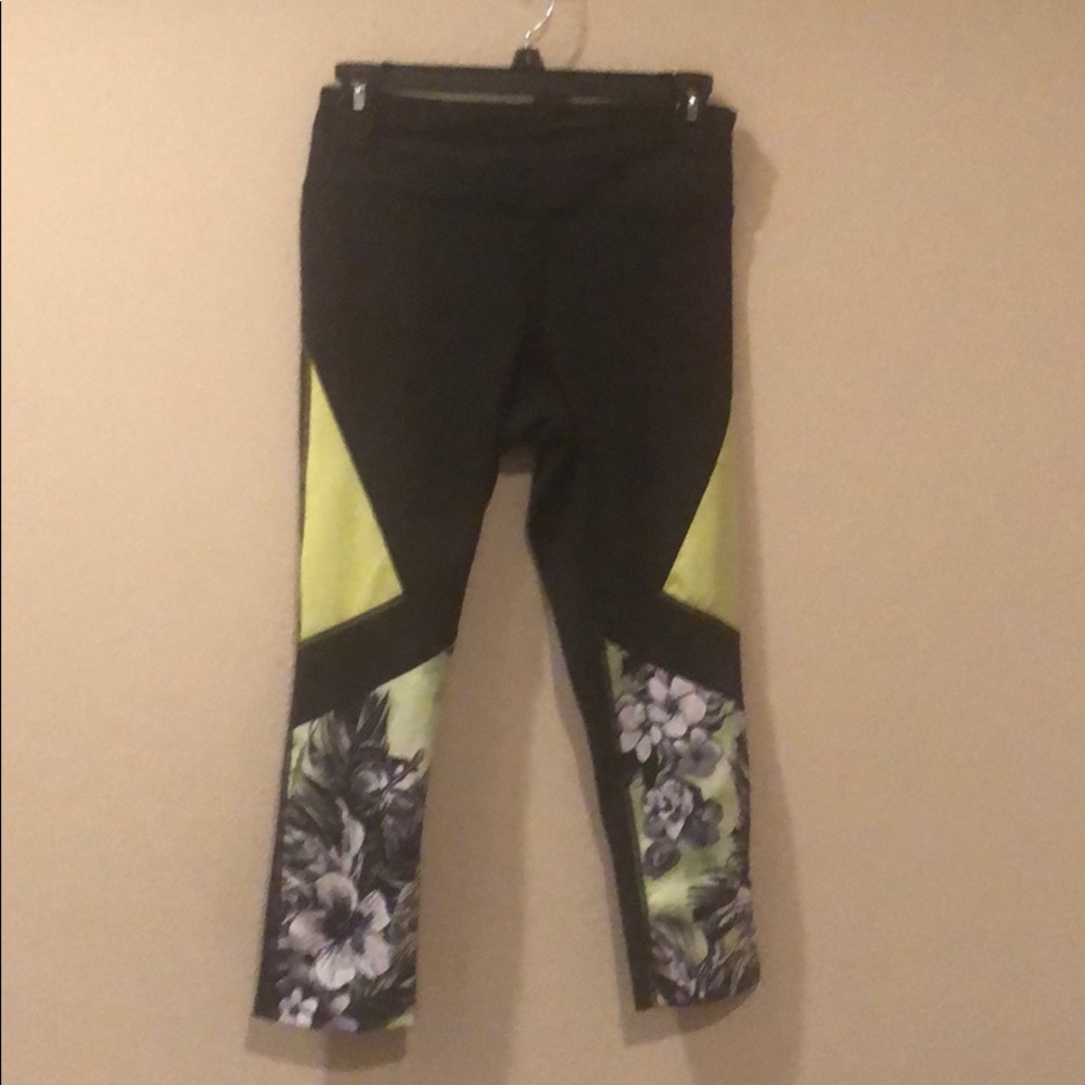 Jessica Simpson workout pants size M. Never worn!